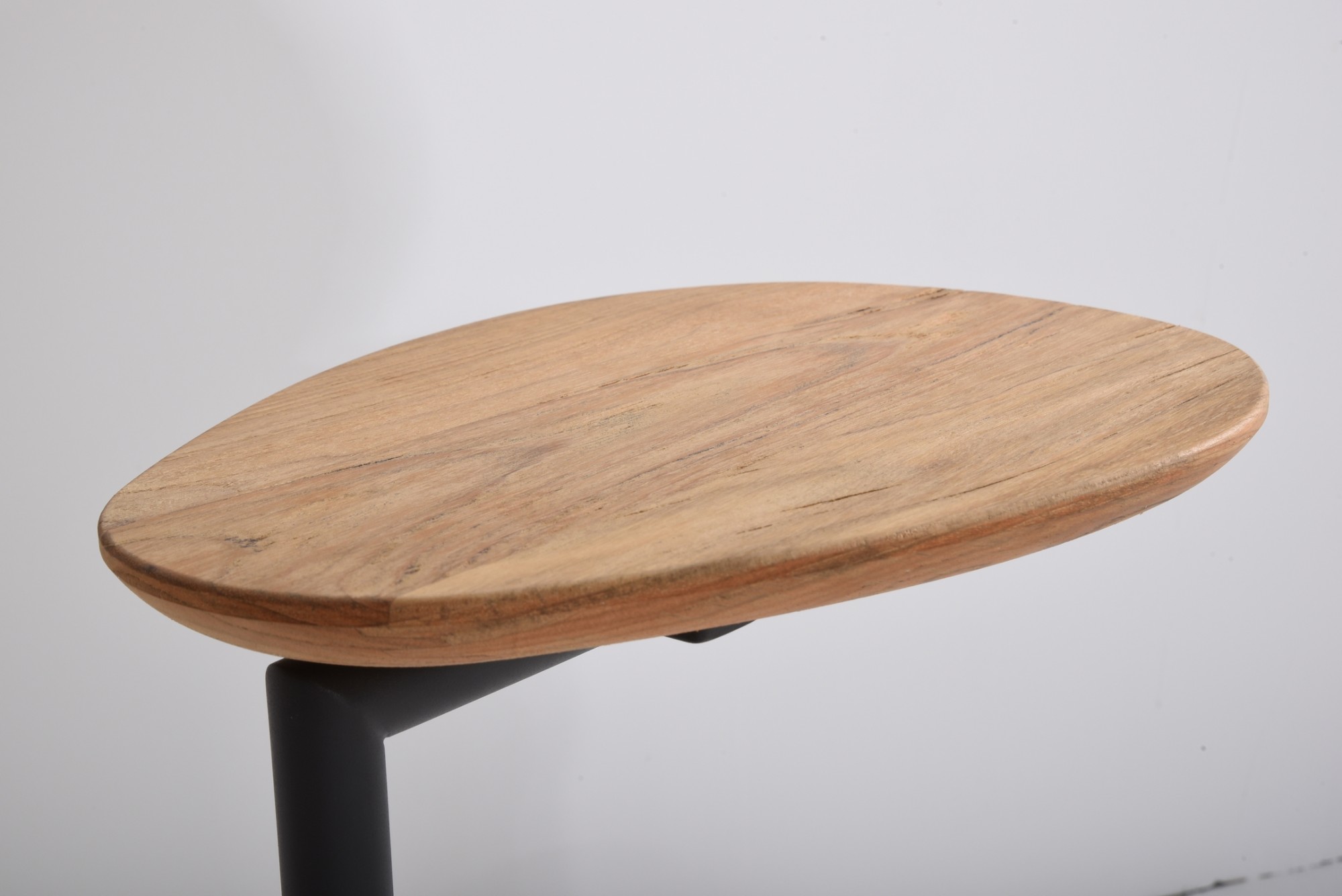 Clever_support_table_teak_top_teardrop_shape_detail_06.JPG