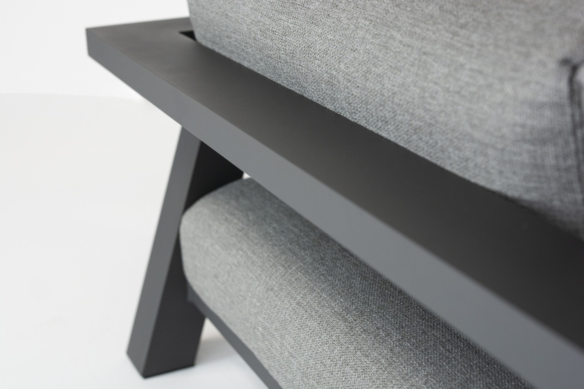 Iconic_living_bench_3_seater_detail_02.jpg